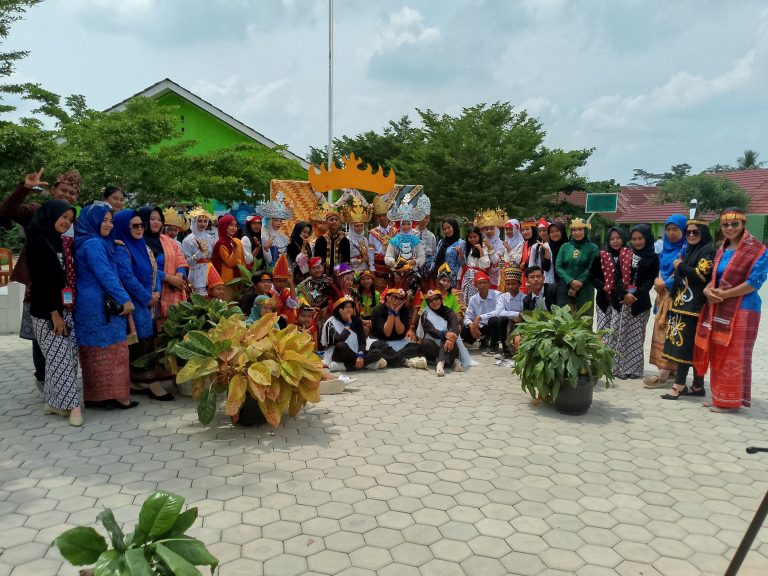 Keikutsertaan Mahasiswa PPL-KKN Terpadu STIT Darul Ishlah pada acara Peringatan Hari Pahlawan di SMPN 03 Banjar Margo